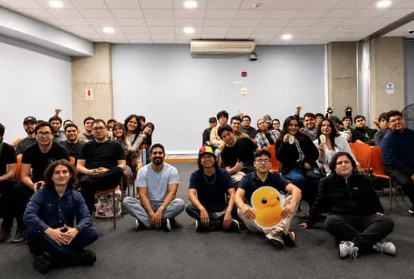 Foto de grupo de los asistentes al Concurso de Pitch en la Biblioteca Nacional del Perú