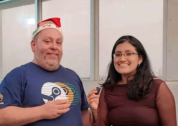 Dos personas durante una entrevista en el evento