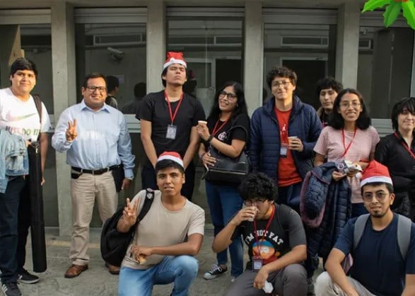 Foto de grupo de los asistentes a Choco Devs a la entrada de la UTEC