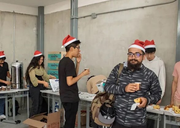 La mesa del panetón con las cajas donadas apiladas detrás
