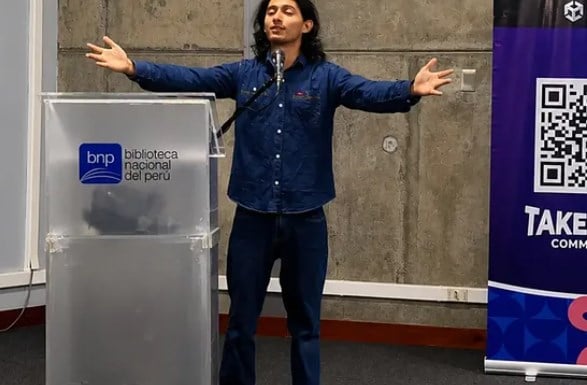 El presentador abre el Concurso de Pitch con los brazos extendidos junto al atril de la Biblioteca Nacional