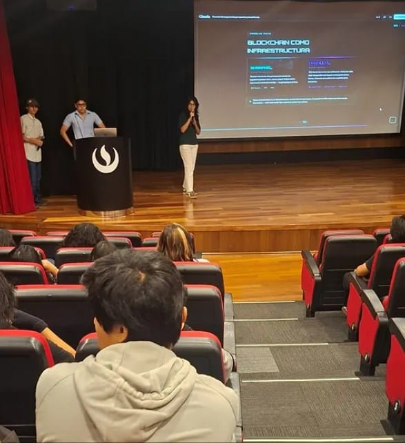 Club Blockchain UPC en el escenario de Nexo GameDev Perú
