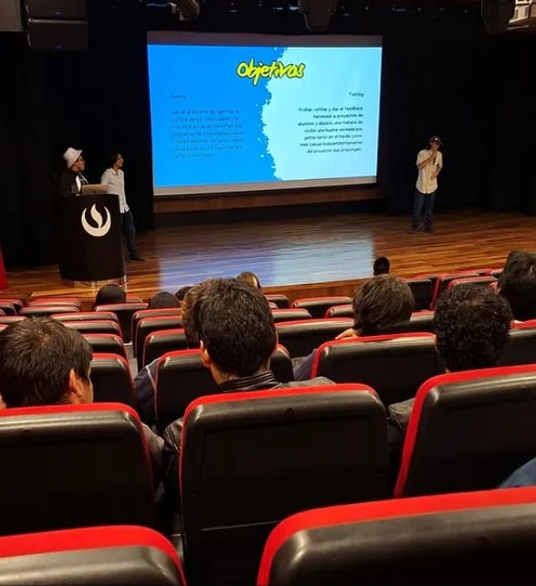 Club de VG Tecsup en el escenario de Nexo GameDev Perú