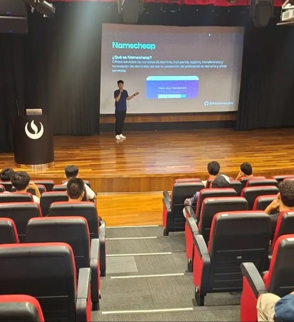 GitHub Campus Expert en el escenario de Nexo GameDev Perú