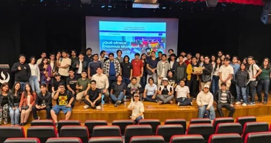 Foto de grupo de los asistentes a Nexo GameDev Perú sobre el escenario del auditorio de la UPC